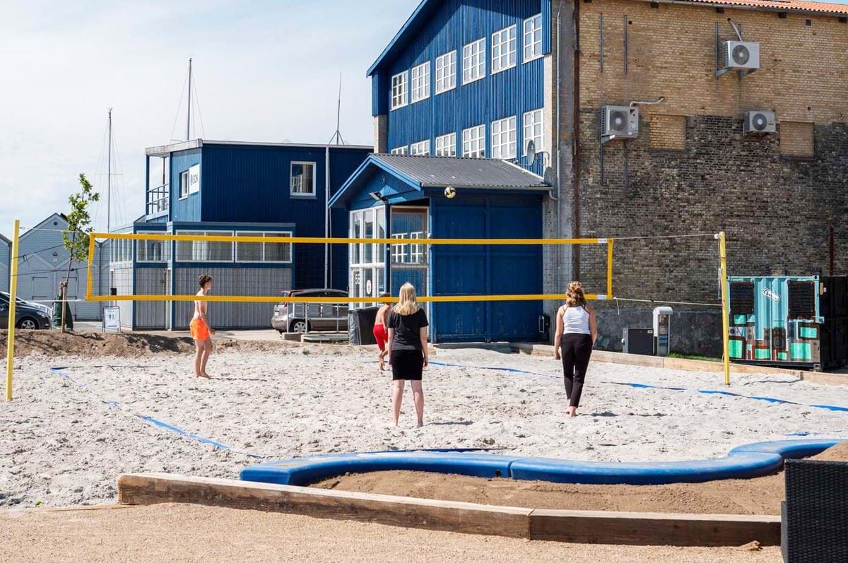 Unge spiller beachvolley i Havneparken