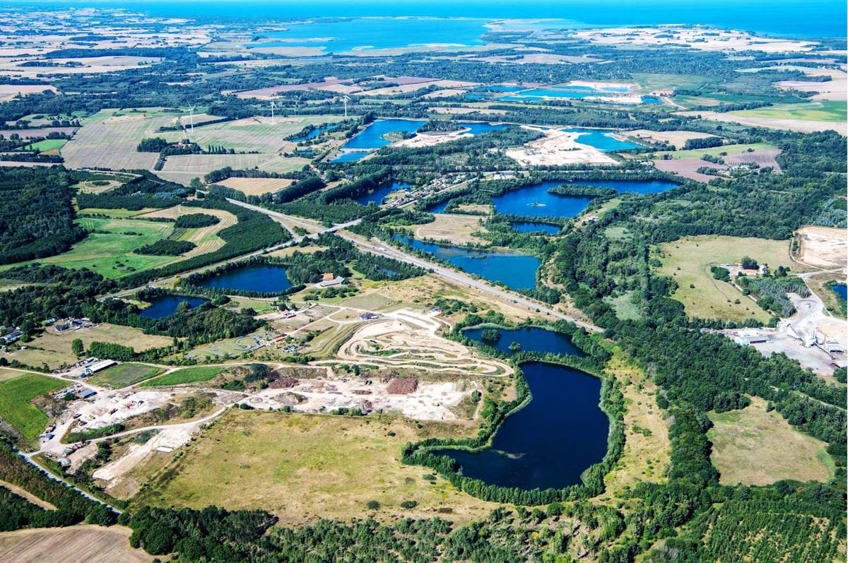 Luftfoto af grusgrave og søer