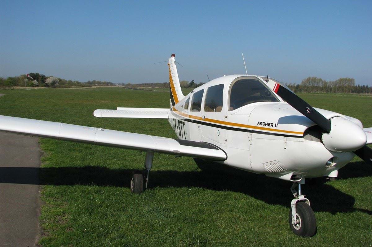 Sportsflyvemaskine på landingsbane