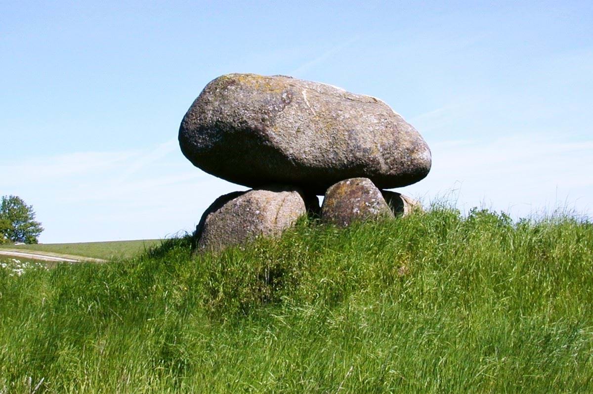 Gravhøj og blå  himmel